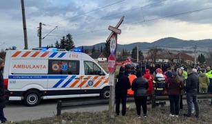 O persoană a murit și 4 au fost rănite, printre care 3 copii, după ce o căruță a fost lovită de tren