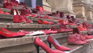 Pantofii roșii, simbol al rezistenței împotriva violenței față de femei. O campanie cât un semnal de alarmă