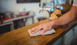 Cum a ajuns un bărbat la Urgențe după ce a amestecat înălbitor cu oțet în timp ce făcea curățenie