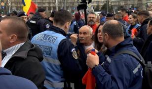 Îmbrânceli între jandarmi şi mineri la protestul de la Guvern