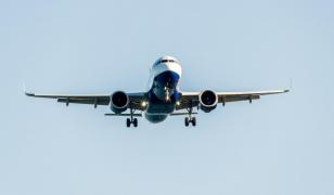 O companie aeriană acordă bonusuri piloților care reduc consumul de combustibil în timpul zborurilor