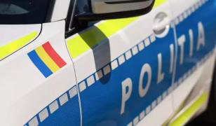 Momentul în care doi elevi se iau la bătaie în curtea unei şcoli din Alba Iulia, sub privirile colegilor