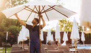 Două destinaţii iubite de români au nevoie de 95.000 de muncitori. Salariile ajung la 3.000 de euro