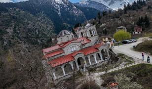 Atracția turistică din Grecia care le dă amețeli vizitatorilor. Biserica mai înclinată decât Turnul din Pisa