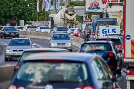 Prețurile la pompă au scăpat de sub control. Cât ar putea scădea carburanţii după intervenția statului