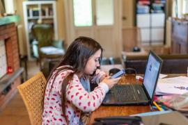 Elevii blocaţi în Dubai, sfătuiţi să intre la ore online. Ministerul Educaţiei: 