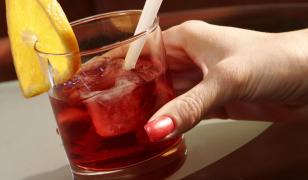 O angajată cu diabet, aflată în concediu medical, a fost dată afară după ce a băut un cocktail cu zahăr