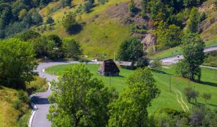 Comuna în care se mută tot mai multe familii tinere, de la sute de km distanţă. Preţul terenurilor a explodat