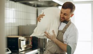 Industria care are nevoie urgentă de 1.800 de angajaţi în ţară. Doar la Sibiu se caută 400 de oameni