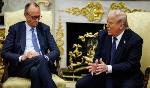 Merz stă docil în Biroul Oval, în timp ce Trump îi ceartă pe aliaţi. Scene controversate la Casa Albă