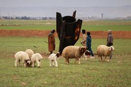 Imagini virale cu sirieni care analizează o rachetă balistică iraniană rămasă neexplodată