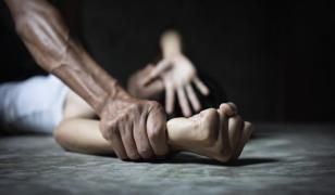 Minoră de 13 ani, racolată online şi obligată să se prostitueze de trei tineri