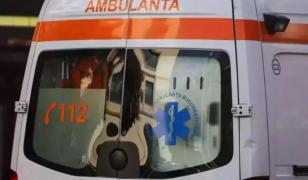 Două femei au ajuns la spital după ce au căzut dintr-un autobuz. Şoferul nu s-a asigurat că uşile sunt închise