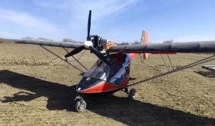 Un ucrainean a intrat ilegal în România cu un avion de mici dimensiuni. A aterizat într-o grădină din Suceava