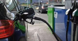 Care sunt preţurile la carburanţi pe 1 aprilie. Preţul la motorină a crescut cu 5 bani pe litru