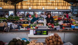 Peste două tone de alimente retrase de la vânzare, înaintea Paştelui. Amenzi de aproape 1,5 milioane de lei