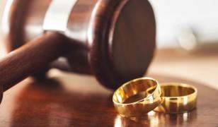 Foștii soți pot alege ce nume vor după divorț, fără acordul celuilalt. Proiectul, adoptat în Parlament