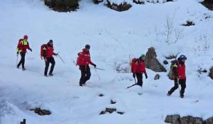 Risc de avalanşă în Munţii Bucegi. Salvamontişii au intervenit pentru salvarea unui turist blocat pe traseu