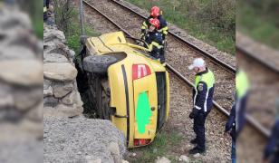 Accident grav pe DN7: O maşină s-a răsturnat lângă calea ferată, după impact. Victima, în stare critică