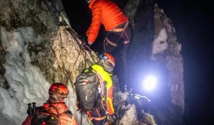 Doi turişti lituanieni, rămaşi blocaţi în Piatra Craiului. Au fost salvaţi după o intervenţie de opt ore