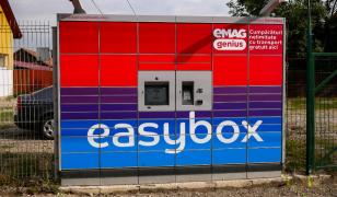 eMAG introduce de mâine o taxă pentru fiecare comandă. Cât vor plăti în plus clienţii