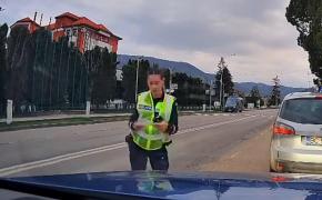 Şofer amendat pentru că poliţista s-a supărat pe el: "Aţi trecut pe galben" / "Era verde" / "Era galben, da?"