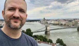 A vizitat 193 de țări, apoi a demisionat din corporație și s-a mutat într-un orășel de la capătul lumii