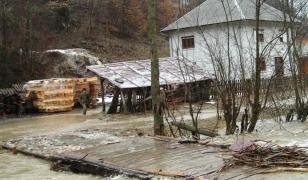 Cod portocaliu de inundaţii pe râuri din 5 judeţe. Până când este valabilă avertizarea hidrologilor