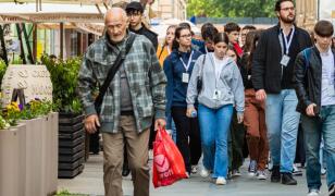 Cine sunt pensionarii care vor primi bani în plus de la Guvern. Prima tranșă intră în mai