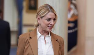 Donald Trump a demis-o pe procuroarea generală Pam Bondi. Adjunctul ei, Todd Blanche, preia interimatul