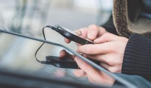 Smartphoneurile şi tabletele vândute în Europa, obligate să aibă baterii înlocuibile şi porturi USB-C