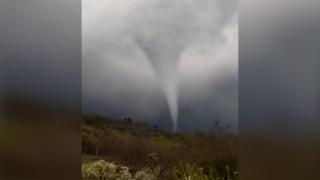 Tornadă în judeţul Mureş. Imaginile terifiante au fost surprinse de localnici