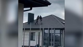 Un ucrainean s-a urcat pe acoperiş să scape de recrutare. După ce a căzut de pe casă, a fost trimis pe front