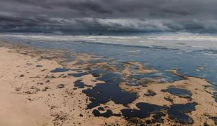 Alertă de poluare în Marea Neagră. Un terminal petrolier din Rusia a fost lovit de drone ucrainene