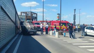 Accident bizar în parcarea unui mall din Piteşti. A vrut să facă un viraj şi s-a răsturnat pe plafon