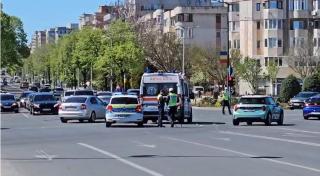 O femeie din Constanţa a băut detergent, apoi s-a aruncat din ambulanţa care o ducea spre spital
