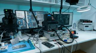 (P) În interiorul unui centru de reparații avansate: cum ajunge un telefon să fie reparat, piesă cu piesă