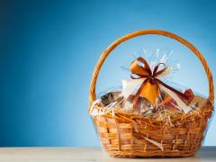 (P) Coș cadou vs. voucher, de ce un dar fizic câștigă?