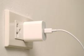 Este periculos să lași încărcătorul în priză toată ziua? Ce spun experții și când devine o problemă