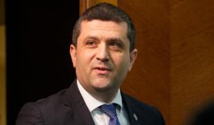 România ar putea produce o armă modernă pentru Armată, MAI, SPP şi SRI, la Cugir. Anunţul ministrului Apărării