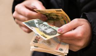 Proiectul care interzice cumulul pensie-salariu la stat a fost adoptat. Anunţul făcut de Bolojan