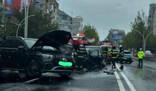 Carambol în centrul Capitalei după ce un șofer de 39 de ani a intrat pe contrasens. O femeie a ajuns la spital