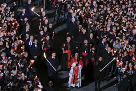 Papa Leon a purtat personal crucea la Colosseum, în prima sa Vinere Mare. 