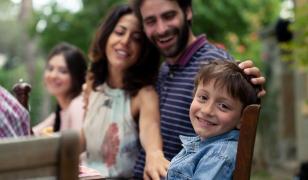 Drama copiilor cu părinţi plecaţi în străinătate. Jumătate dintre ei nu vin acasă de Sărbători. Analiză