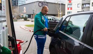 Reducerea accizei, anulată de scumpiri: șoferii nu simt ieftinirea la pompă