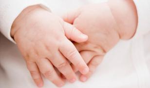 Tată de 22 de ani, suspectat că şi-ar fi omorât bebeluşul de doar 2 luni. L-a scuturat pentru că plângea