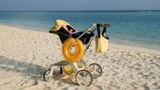 (P) Ce tip de cărucior alegi pentru vacanța la mare alături de cel mic?
