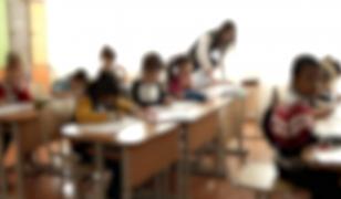 Învăţătoare din judeţul Călăraşi, sub control judiciar, după ce ar fi lovit în cap 3 elevi