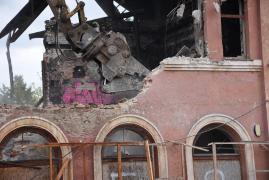 Exasperat de o familie de români care i-a ocupat ilegal casa, un francez a decis să o demoleze