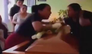 Momentul în care două femei află că iubeau acelaşi bărbat şi se bat lângă sicriu: 